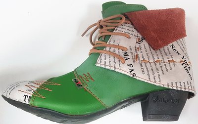Leuke halfhoge schoen met veter, groen met letter print en leuke details, suedine-achtige flap om enkel