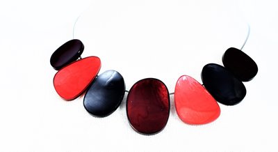 Ketting, div kleuren rood, zwart,  aluminium en hars, asymmetrisch,