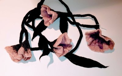 Mooie zwarte lange ketting  met grote roze /paarse bloem/sjaal ( soort vilt)