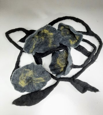 Mooie zwarte lange ketting /sjaal (soort vilt)  met grote antraciet/gele bloemen