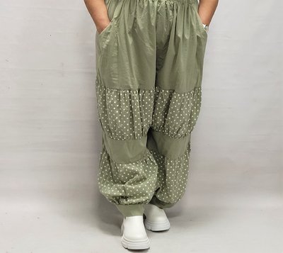 Gedrapeerde broek olijfgroen met stippen, steekzakken, rekbare taille,