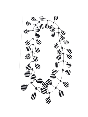 Lange fantasie ketting in zwart-wit streepprint