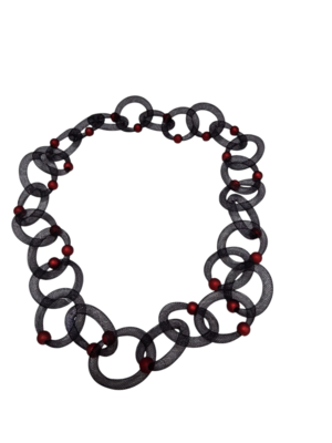 Ketting zwarte rondingen met rode kralen