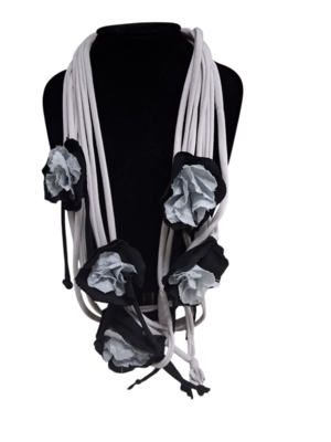 Myrjo ketting met bloemen licht grijs/zwart