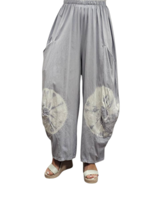Ruime broek grijs met batikprint