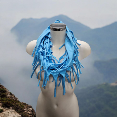 Sjaal licht blauw met franjes