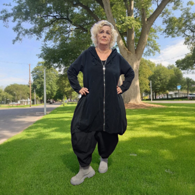 Vest/jas zwart met capuchon bestaande uit 2 soorten katoen