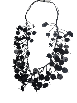 Lange fantasie ketting zwarte rondjes
