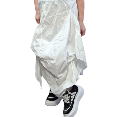 Rok met ophaaltjes wit asymmetrische zoom