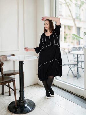 Jurk Thea, overgangsjurk met ballonvorm, gemaakt van elastische jersey stof zwart met witte details