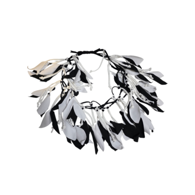 Fantasie ketting in de vorm van blaadjes -zwart -wit