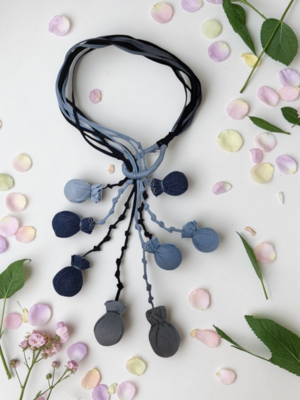 Lange fantasie ketting denim met bolletjes
