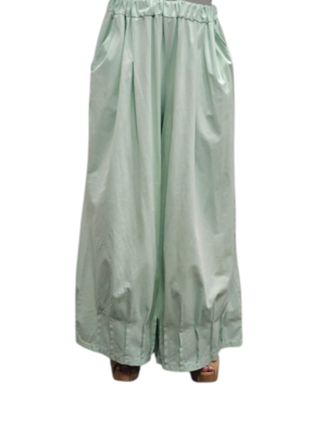 Ruime broek mintgroen met rondom ingestikte naden in zoom