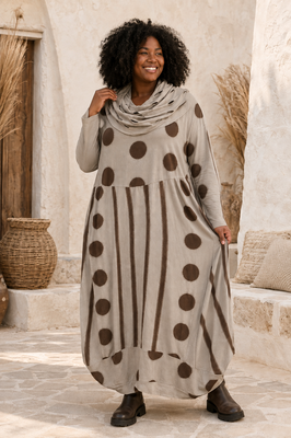 Boho Dots – Tricot Ballonjurk zand met Opengewerkte Kol