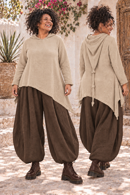 Stijlvol Mousseline Shirt zand met Lange Puntmuts & Speelse Knoopdetails