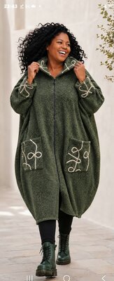 Heerlijke-zachte-curvy-lbouclémantel-groen met leuke kleur-details